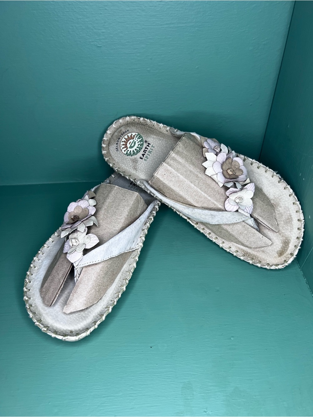 Earth Spirit Women's Pale Gray Floral Thong Sandals